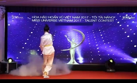 Màn múa đao điêu luyện của cô gái gây xôn xao Hoa hậu Hoàn vũ