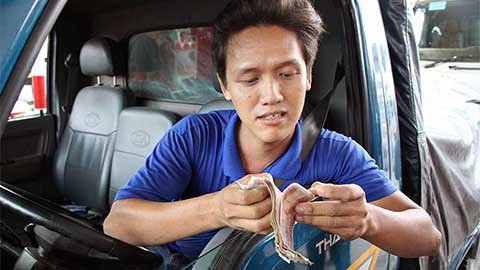 Tài xế chơi 'chiêu' tiền lẻ thấm nước qua trạm BOT Cần Thơ - Phụng Hiệp