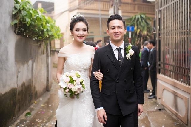 Tố Như diện váy cưới đính kim cương trong hôn lễ cùng hot boy cảnh sát