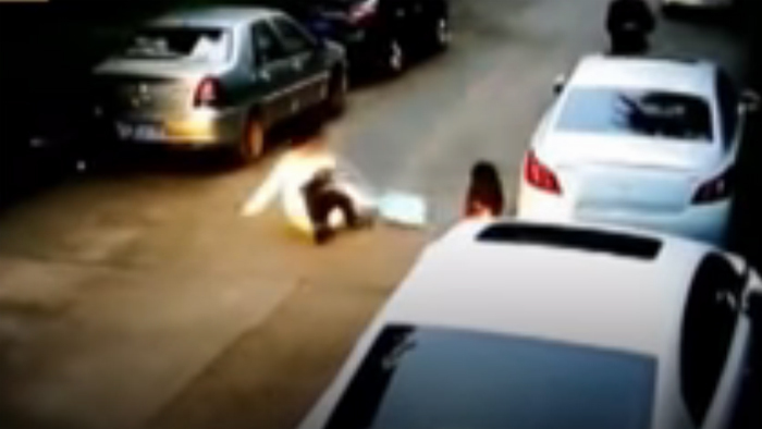 Cô gái thất kinh vì bị lợn rừng tấn công giữa phố