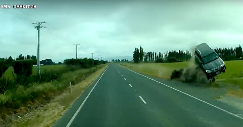 Ô tô mất lái bay trên xa lộ như phim hành động