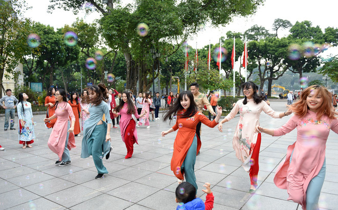 30 sinh viên diện áo dài nhảy đón xuân bên hồ Hoàn Kiếm