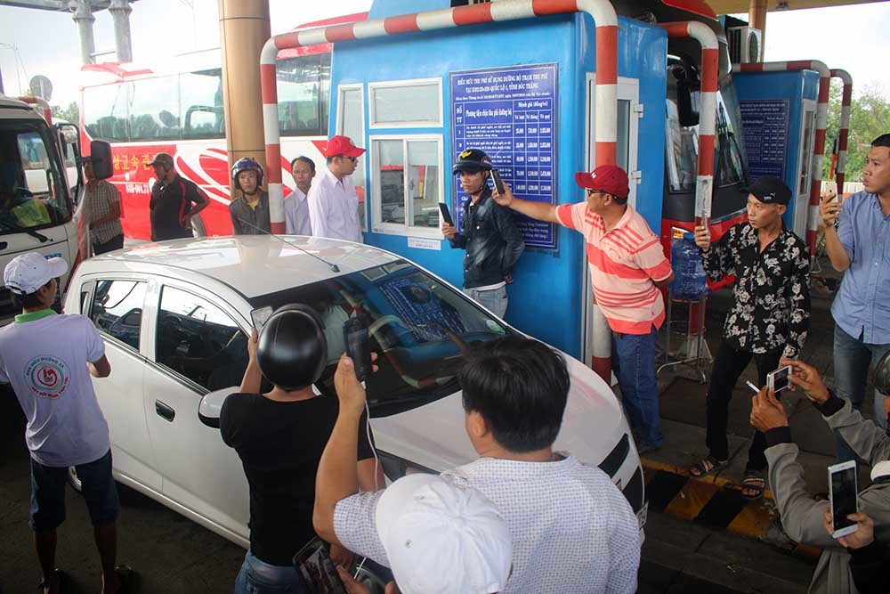 Thêm 1 BOT ở miền Tây bị tài xế phản ứng phải xả trạm