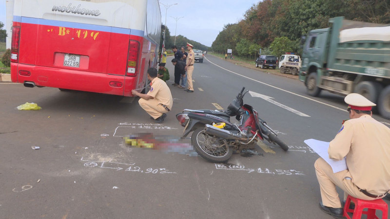 Nữ hiệu phó bị xe khách cán tử vong thương tâm