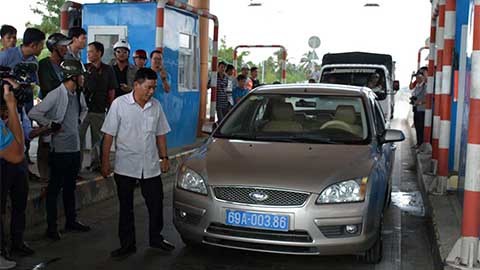 Tài xế xe biển xanh phản ứng, không mua vé trạm BOT Sóc Trăng