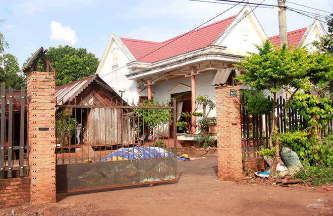 Em gái, hàng xóm người Ê Đê nói gì về Hoa hậu H'Hen Niê?