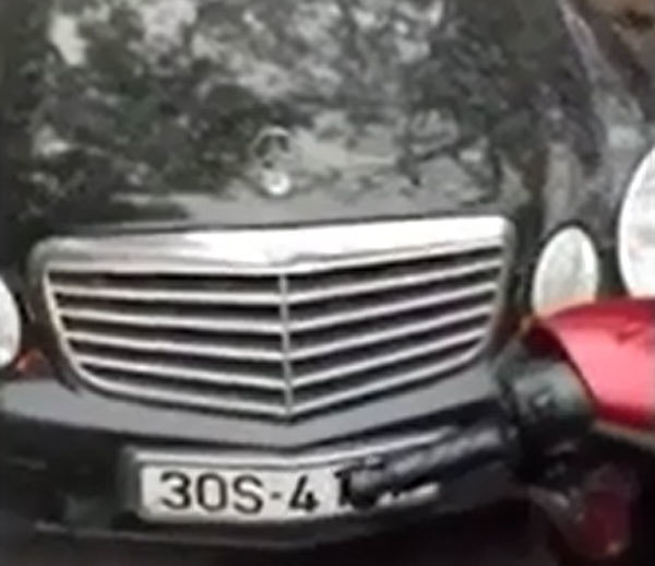 Xe máy quyết không nhường, đẩy lùi Mercedes cố tình đi trái đường