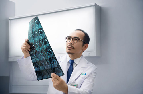FV cứu kịp đôi chân vận động viên lướt ván người Anh