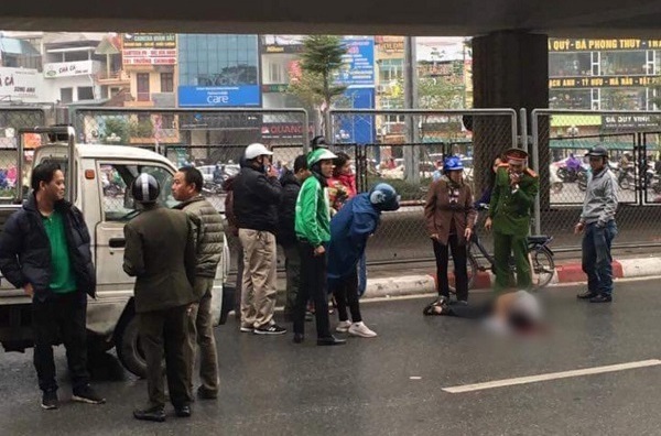 Rơi từ cầu vượt Ngã Tư Sở, nam thanh niên nguy kịch