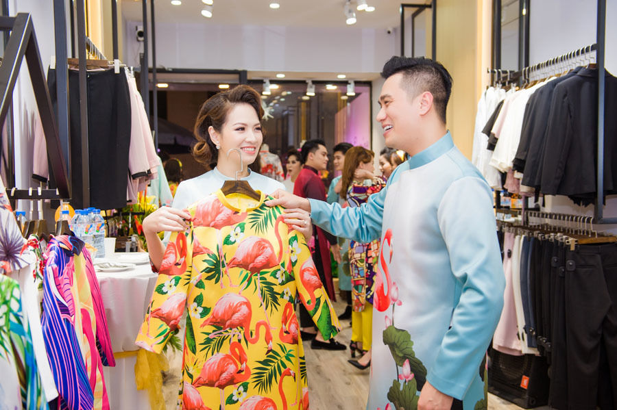 Việt Anh nhờ Đan Lê chọn áo cho... vợ