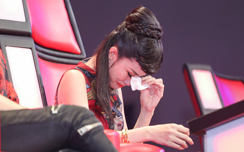 Fan lục đục nội bộ, Đông Nhi buồn bã đòi giải nghệ