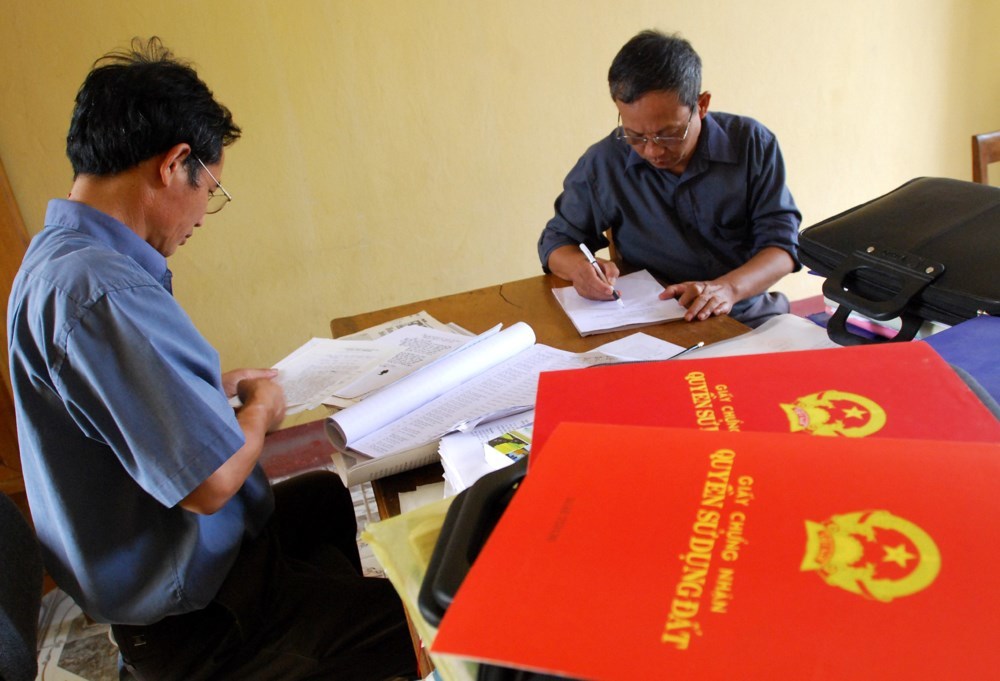 Phó thủ tướng chỉ đạo rà soát việc ‘sổ đỏ ghi tên cả nhà’