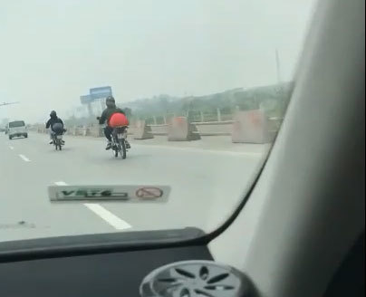 2 thanh niên ngoại quốc 'hồn nhiên' chạy xe máy trên cao tốc
