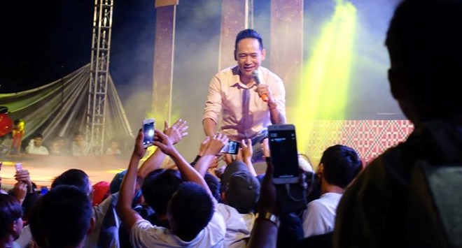 Clip Duy Mạnh bị khán giả lao lên đấm khi đang hát ở Quảng Trị