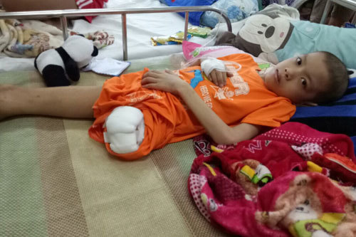 Con ung thư xương, cha chạy xe ôm kiếm từng đồng