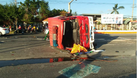 Xe cứu hỏa đâm 3 ô tô lật giữa đường, 2 cảnh sát nhập viện