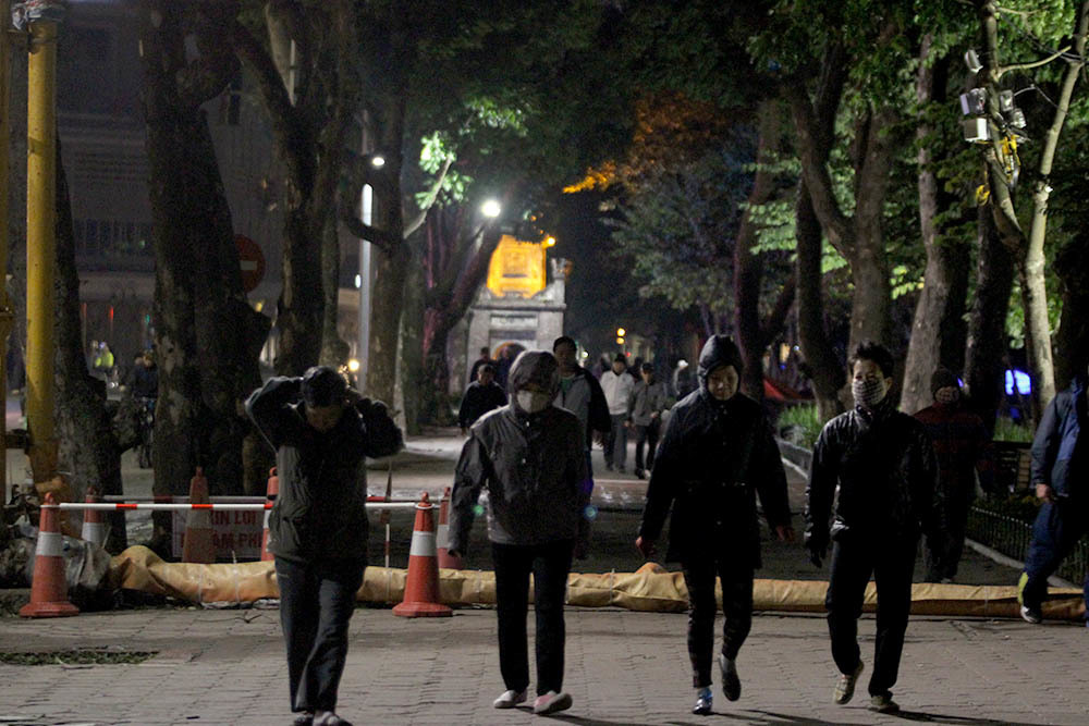 Gió rít từng cơn, rộn ràng tập thể dục từ 4h sáng bên hồ Gươm