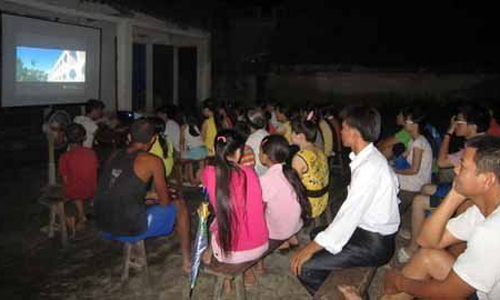 Bùng nổ thông tin, dân vùng sâu vẫn mê phim chiếu lưu động