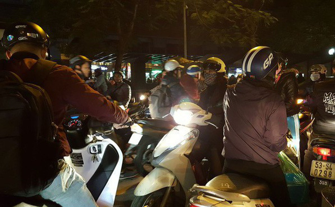 Giữa dòng xe đông đúc, 'ninja xe ga' khiến người xung quanh tức tối, la ó