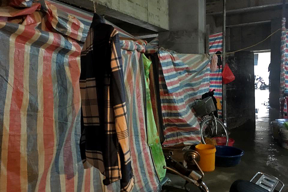 Cảnh sống trong giá rét của công nhân khu chung cư triệu đô