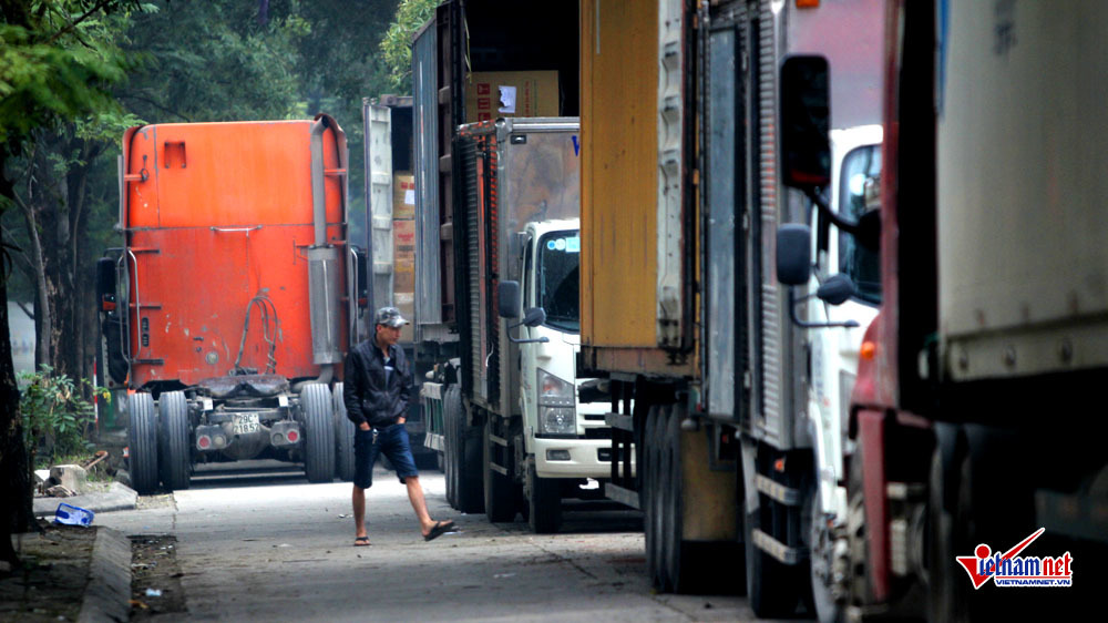 Xe container dàn hàng 'bức tử' vỉa hè Hà Nội ngày đêm