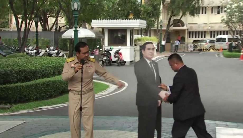 Thủ tướng Thái Lan để hình nộm tiếp phóng viên