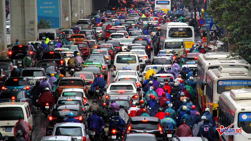 Hà Nội: Xe máy, ô tô nhích từng centimet trong giá rét