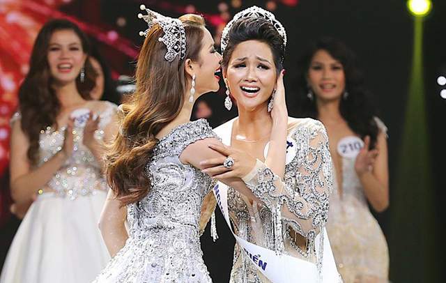 Miệng lưỡi thế gian trên cơ thể người phụ nữ