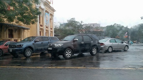 Hải Phòng: Khuôn viên nhà hát bỗng thành bãi giữ xe 'khổng lồ'