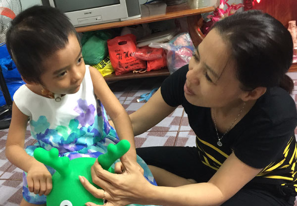 Bị nhà nội chối bỏ, bé gái 3 tuổi ở Sài Gòn sống lay lắt trong thương tật