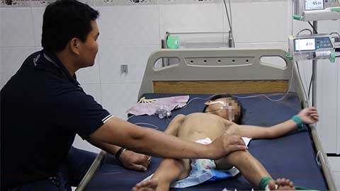 Diễn biến mới vụ cha pha thuốc sâu vào sữa cho 3 con uống