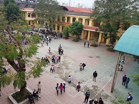 Phụ huynh dẫn người xông vào trường đánh ghen cô giáo