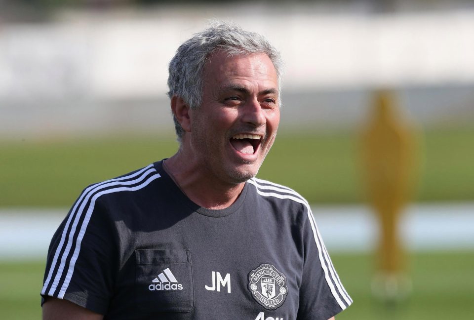 Mourinho cười tươi hết cỡ, sao MU hứng khởi ở Dubai
