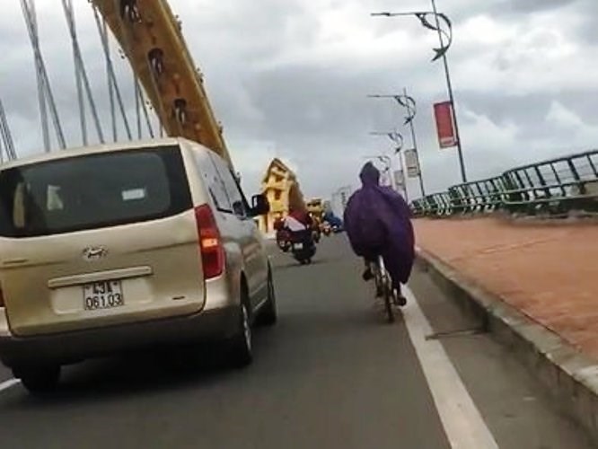 Xế hộp chắn gió cho xe đạp qua cầu khiến cộng đồng cảm phục