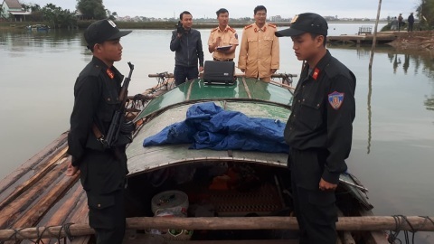 Nổ súng khống chế ghe máy chở gỗ lậu trên sông