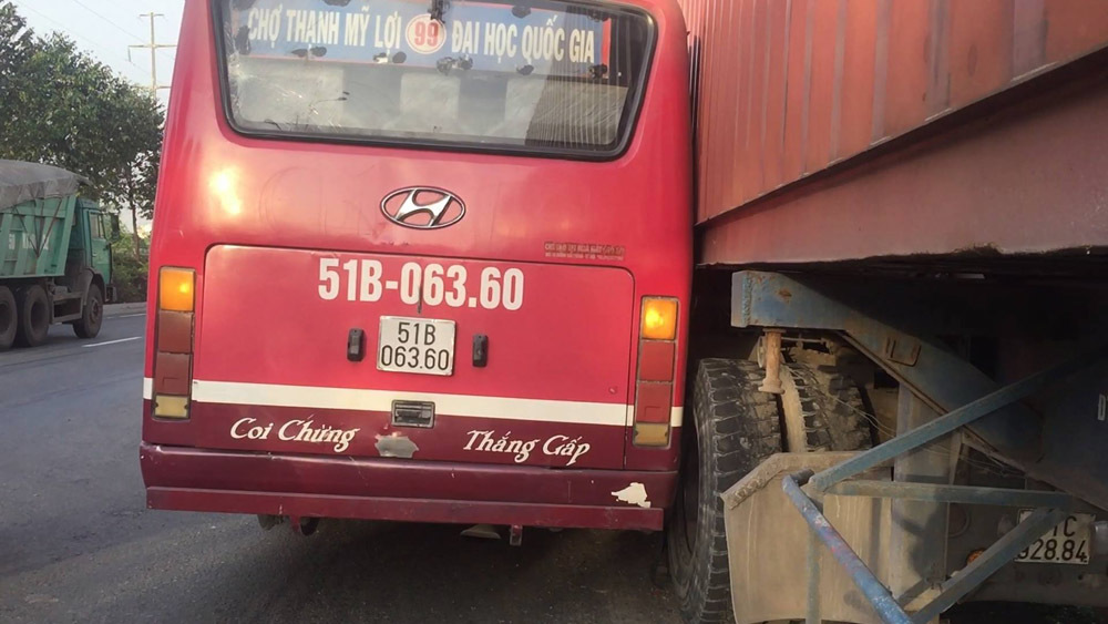 Tài xế xe buýt rượt đuổi container trên phố bị đình chỉ