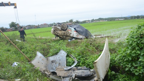 Taxi tông nát dãy cột mốc rồi ‘phơi bụng’ giữa ruộng