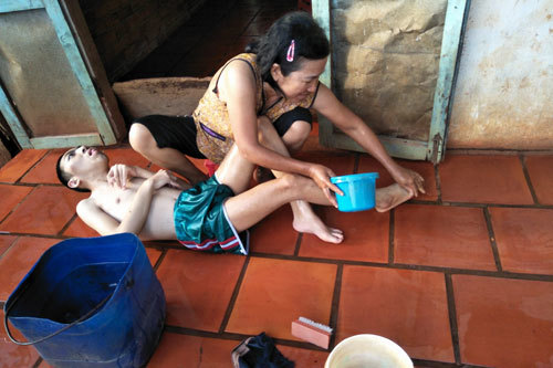 Xót xa hai mẹ con bệnh tật cô độc trong ngôi nhà giữa rừng