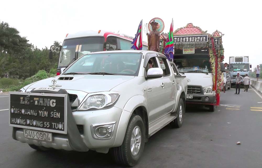 Xe tang kẹt tại BOT Sóc Trăng, đoàn người than khóc xin qua trạm