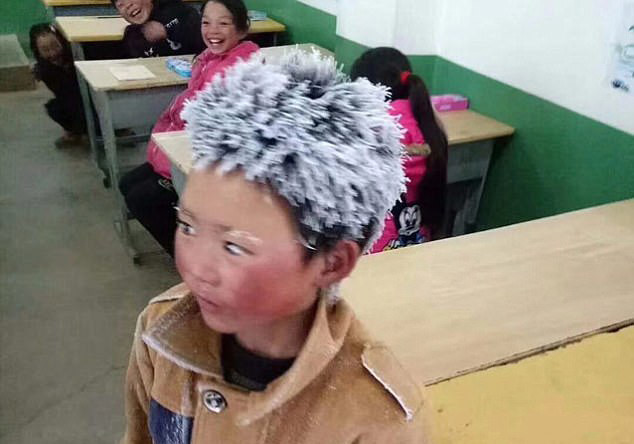 Bức ảnh 'cậu bé băng giá' hiếu học khiến dân mạng nao lòng