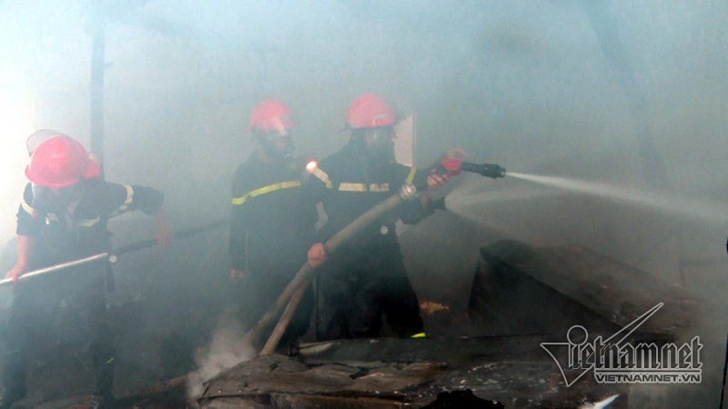 Cháy xưởng vàng mã ở Nha Trang, cha tử vong, con bỏng nặng