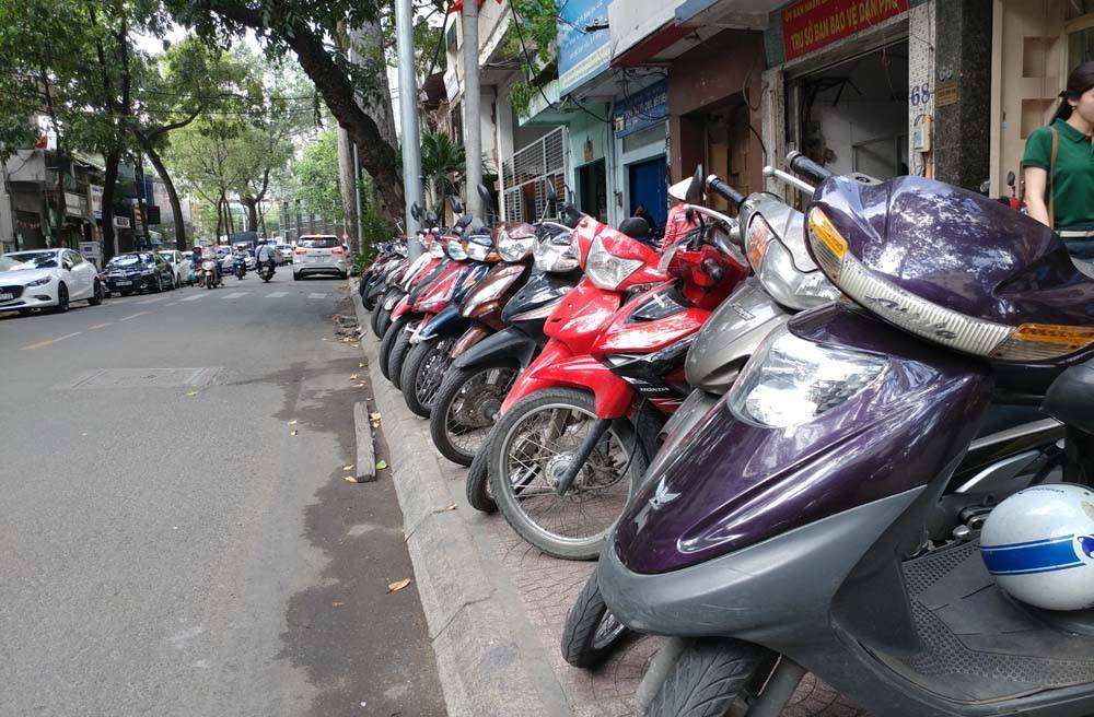Lãnh đạo TP.HCM: 'Kinh doanh vỉa hè 1 tiếng kiếm 2-3 ngày tiền chợ'