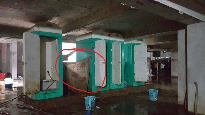 Nữ cấp dưỡng tái mặt vì sự cố trong nhà tắm tạm của công nhân