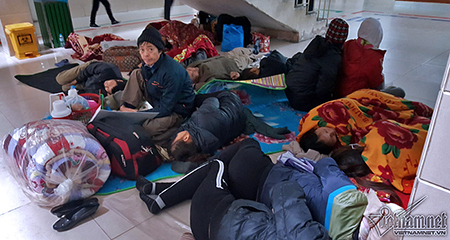 Hà Nội: 'Lót ổ' hành lang bệnh viện, đốt lửa vệ đường chống rét