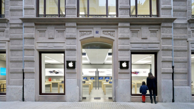 Pin iPhone liên tiếp bốc cháy, phát nổ tại cửa hàng Apple