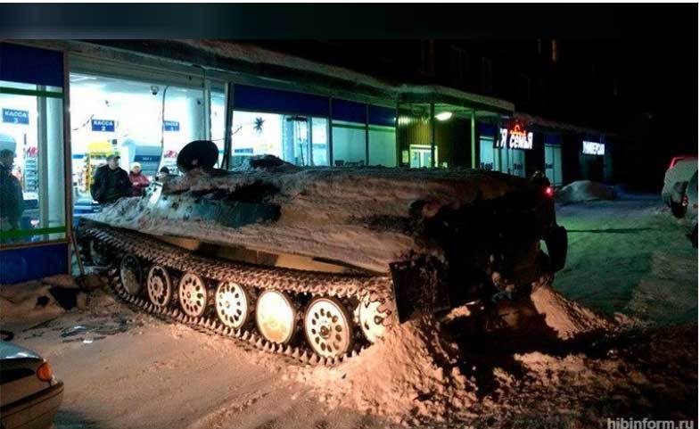 Thanh niên dùng xe bọc thép trộm rượu vang