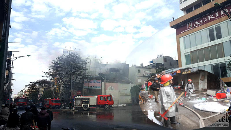 Cháy nhà phố Bạch Mai, dùng búa, kìm phá cửa