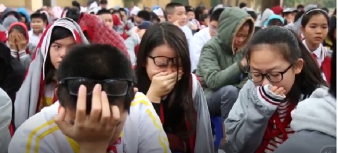 Bài giảng xúc động của thầy giáo khiến học sinh bật khóc giữa sân trường