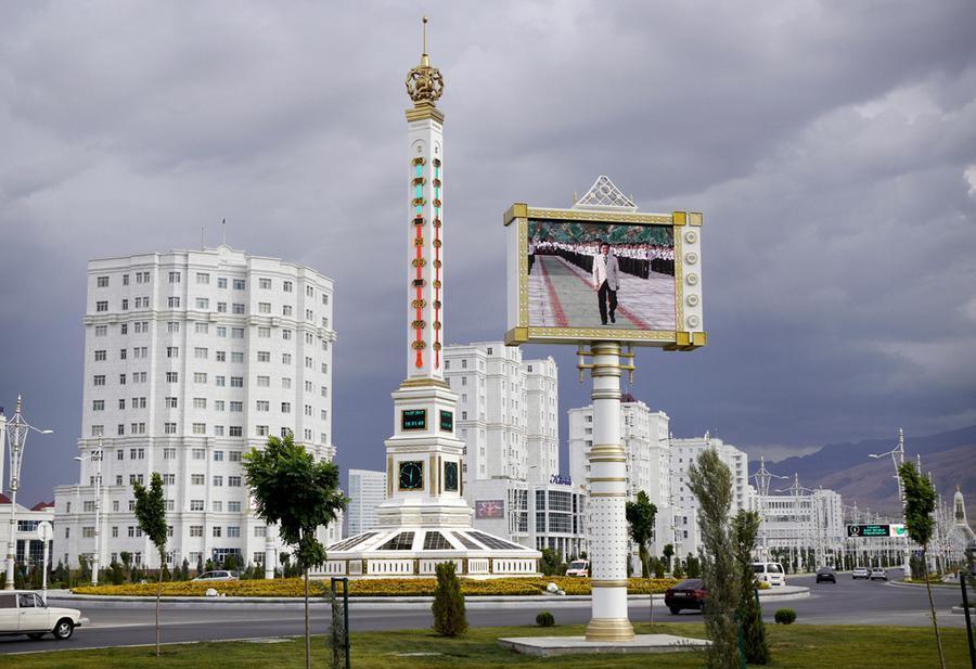 Vì sao Turkmenistan cấm xe màu đen vào thủ đô?