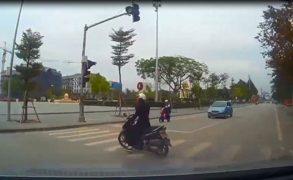 Đi xe 'kiểu ú oà' và tai nạn tiềm ẩn